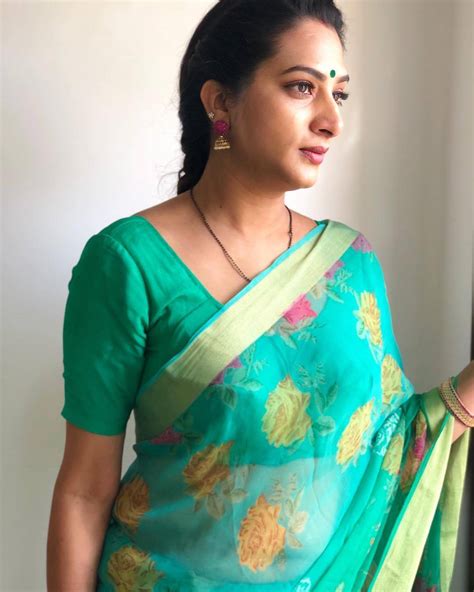 green saree aunty